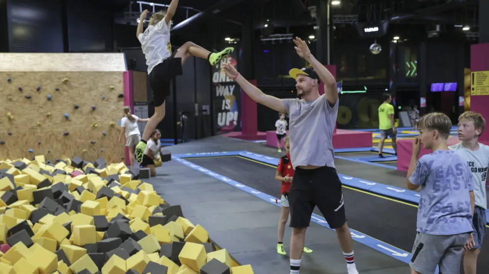- 21.07.2023 - Trampolin park WOOP! Ljubljana, - projekt Otroci za otroke – otroške poletne počitnice in počitniško varstvo, Leskoškova cesta 3 v Ljubljani //FOTO: Jaka Gasar