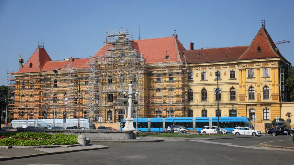 Muzej umjetnosti in obrti je bil močno po&scaron;kodovan marca 2020 v potresu, tako da &scaron;e vedno poteka njegova obnova. Nedavno neurje pa jim je zalilo tudi depoje. Foto:&nbsp;Pixsell