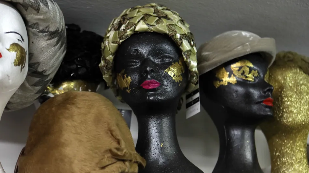 Bogata zbirka moških in ženskih klobukov.