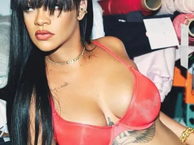 Rihanna je s svojim najnovejšim videzom za bodoče mamice znova promovirala modo za nosečnice.