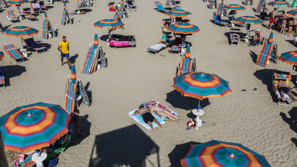 ﻿- Portorož - plaža -turizem, turistična sezona - 19.07.2016 - Poletni Dnevnik - počitniška reportaža na slovenski obali - poletno dopustovanje - turizem - poletje -      //FOTO: Bojan Velikonja