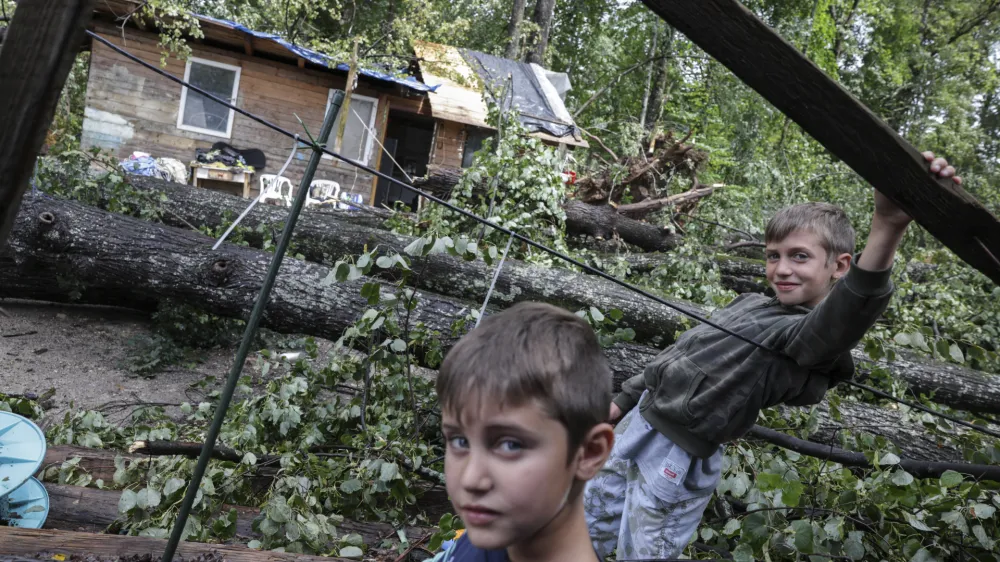 - 25.07.2023- Neurje prizadelo romsko naselje Lepovče v Ribnici //FOTO: Jaka Gasar