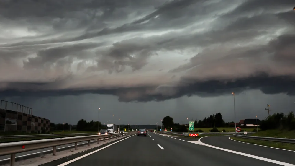 - Nevihta, nevihtni oblak. Štajerska avtocesta Maribor Ljubljana- 19.07.2023 – vreme - oranžno opozorilo za celotno Slovenijo – nevihtni pas - nevihte //FOTO: