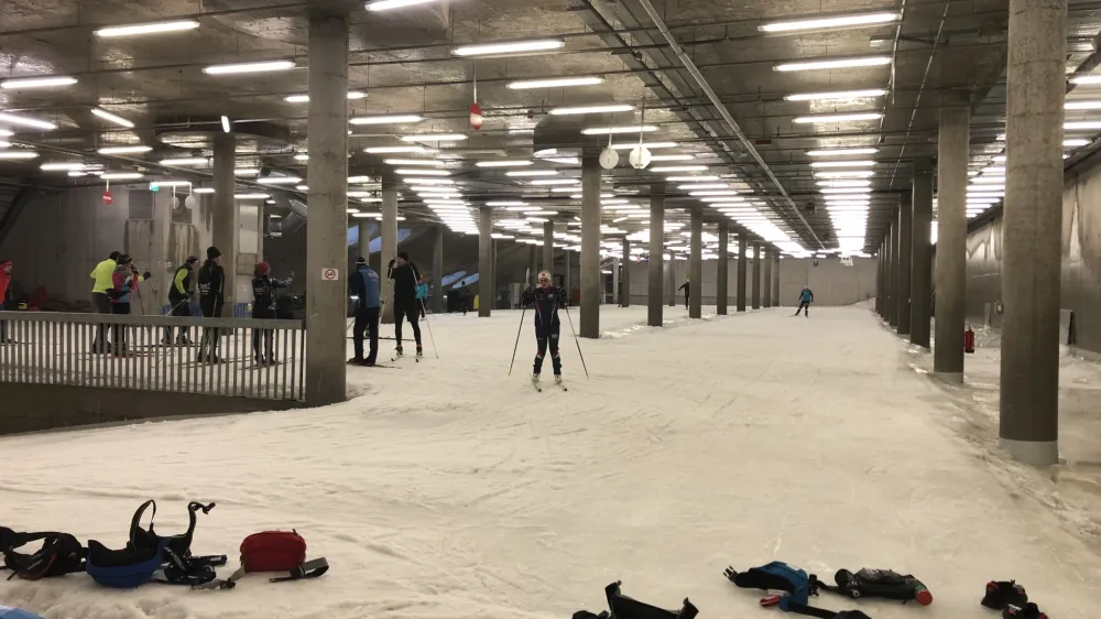 V garaži Nordijskega centra Planica se skriva snežna proga za tek.