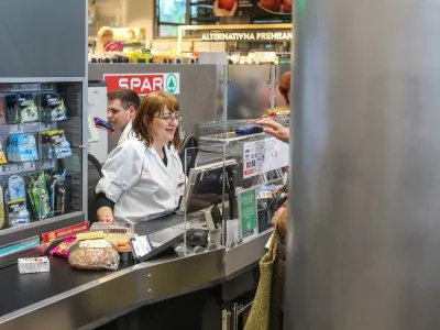 Trgovina Spar v Zalogu, trgovina, market, hrana, davčna blagajna- 09.05.2016 - Poslovno-upravni center Zalog, Agrokombinatska cesta 2, - projekt javno-zasebnega partnerstva med Mestno občino Ljubljana in drubo SPAR Slovenijad.o.o..     //FOTO: Bojan Velikonja 