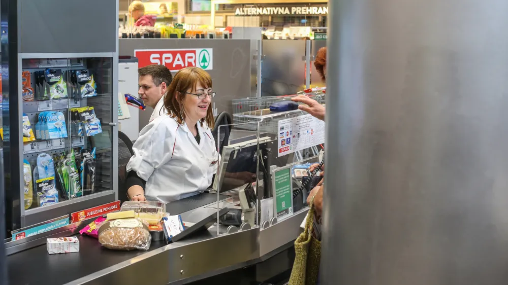 Trgovina Spar v Zalogu, trgovina, market, hrana, davčna blagajna- 09.05.2016 - Poslovno-upravni center Zalog, Agrokombinatska cesta 2, - projekt javno-zasebnega partnerstva med Mestno občino Ljubljana in drubo SPAR Slovenijad.o.o..     //FOTO: Bojan Velikonja 