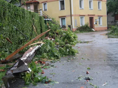 Cepovan.<br>Jutranje neurje je hudo poskodovalo stanovanjske hise in gospodarske objekte.