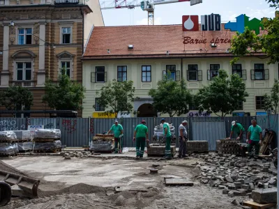 Pri veleblagovnici Nama so začeli postavljati novo skulpturo. 