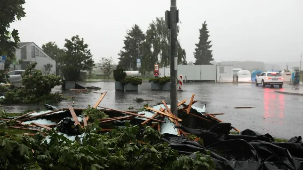19.07.2023. Posledice nevihte na počivališču Tepanje na Avto cesti Maribor Ljubljana. Nevihtna celica je prešla Slovenijo. Nevihta, neurje. 