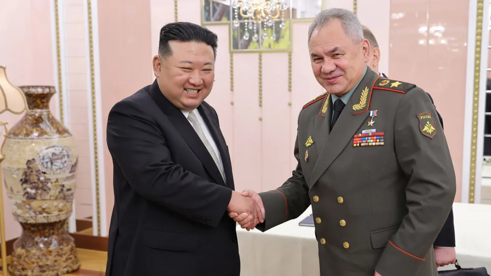 HANDOUT - 26 July 2023, North Korea, Pyongyang: A photo released by the North Korean state news agency (KCNA) on 27 July 2023 shows North Korean leader Kim Jong-un (L) meeting with Russian Defence Minister Sergey Shoigu at the headquarters of the Central Committee of the Workers' Party in Pyongyang. Photo: -/KCNA/KNS/dpa - ACHTUNG: Nur zur redaktionellen Verwendung und nur mit vollständiger Nennung des vorstehenden Credits