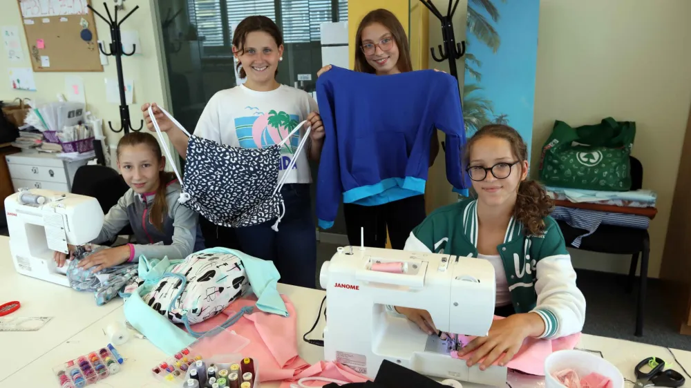 Manca (z leve), Hana, Anamarija in Lučka so nad svojim novim znanjem navdušene.