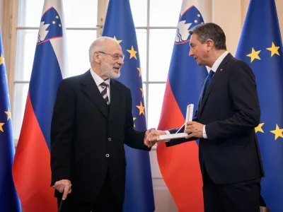 ﻿Bivši predsednik Borut Pahor je na Novi univerzi, ki jo vodi Peter Jambrek (za govorniškim odrom), prevzel katedro za slovenski nacionalni program. Na fotografiji iz leta 2017 s podpisniki ljubljanske pobude o prihodnosti Evrope s predlogom nove evropske ustave.