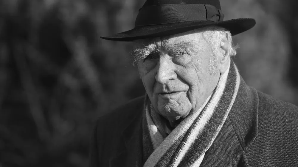 FILED - 19 December 2016, Baden-Wuerttemberg, Birnau Am Bodensee: German writer Martin Walser poses for a picture in Birnau on Lake Constance. Walser died on Friday at the age of 96, the publishing company Rowohlt Verlag announced in the evening, following several media reports. Photo: picture alliance / Felix Kästle/dpa