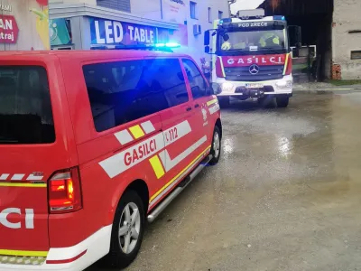 Neurje je popoldan zajelo Slovenske Konjice. Poplavilo je več sto objektov. Gasilci so iz ene od poplavljenih hi&scaron; re&scaron;evali vanjo ujeto osebo. 