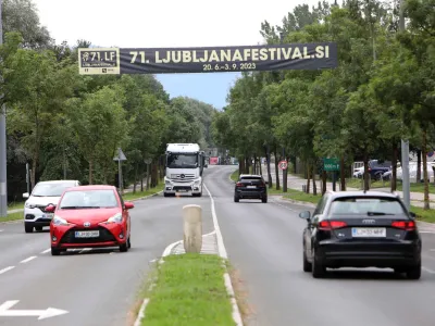 S širitvijo Barjanske ceste ljubljanska občina napoveduje zaris rumenih pasov za mestne avtobuse ter širše površine za kolesarje in pešce. Toda te pridobitve bodo, kot kaže, šle tudi na rovaš poseka dreves.