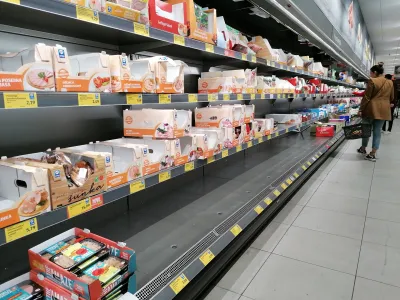 ﻿- Hofer Brezovica – panično nakupovanje večjih zalog hrane - izpraznjene police ob razglasitvi epidemije – trgovina -<br><br><br>- 12.03.2020 - Koronavirus COVID-19 v Sloveniji – razglašena epidemija - od 4. marca okuženih 96 oseb - ukrepi za preprečevanje širjenja okužb s koronavirusom - <br><br><br>//FOTO: Bojan Velikonja