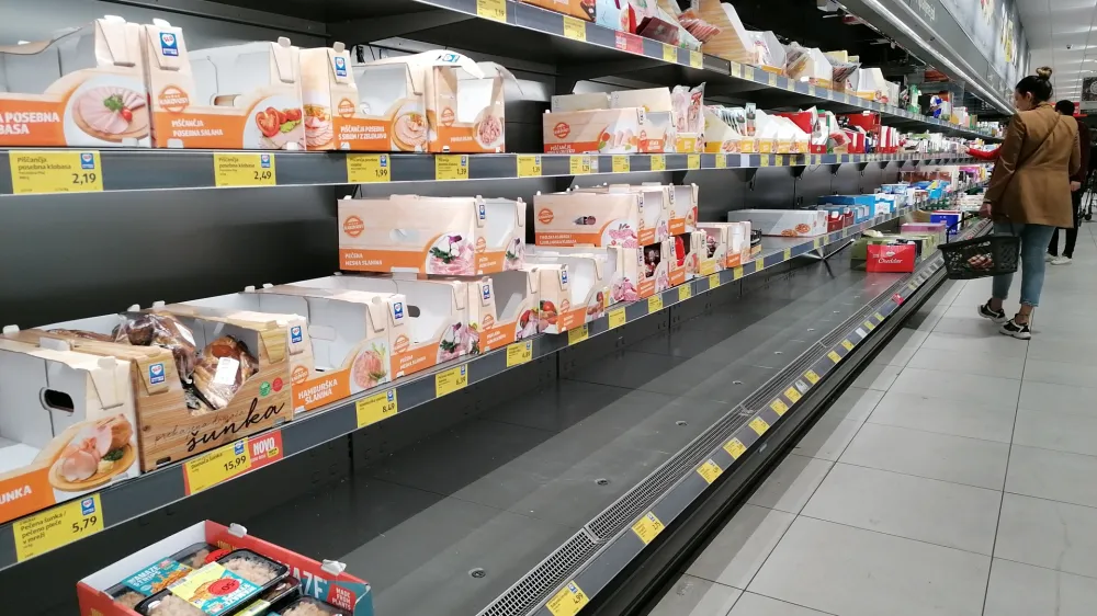 ﻿- Hofer Brezovica – panično nakupovanje večjih zalog hrane - izpraznjene police ob razglasitvi epidemije – trgovina -<br><br><br>- 12.03.2020 - Koronavirus COVID-19 v Sloveniji – razglašena epidemija - od 4. marca okuženih 96 oseb - ukrepi za preprečevanje širjenja okužb s koronavirusom - <br><br><br>//FOTO: Bojan Velikonja