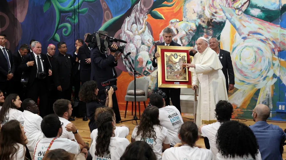 Pope Francis accompanied by Scholas Occurrentes director Jose Maria del Corral speaks to young students during a visit to Scholas Occurrentes in Cascais, Portugal, 03 August 2023. The Pontiff will be in Portugal on the occasion of World Youth Day (WYD), one of the main events of the Church that gathers the Pope with youngsters from around the world, that takes place until 06 August. ANTONIO COTRIM/Pool via REUTERS