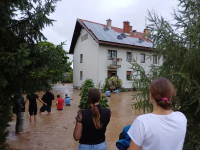 Policisti so iz bloka rešili otroka, ki sta ostala ujeta v stanovanju, medtem ko je bila njuna mama na delu v medvoškem zdravstvenem domu.