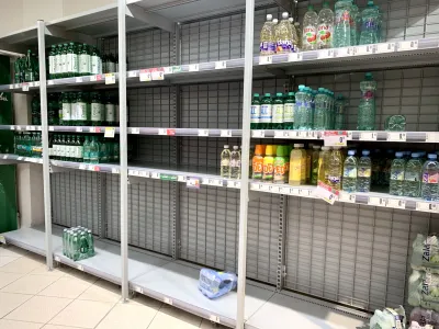 Kamnik.<br>V Kamniku in okolici je bregove na dolocenih delih prestopila tudi Kamniska Bistrica, zaradi hudega naliva pa je oporecna tudi pitna voda.<br>Izpraznjene police s pitno vodo.