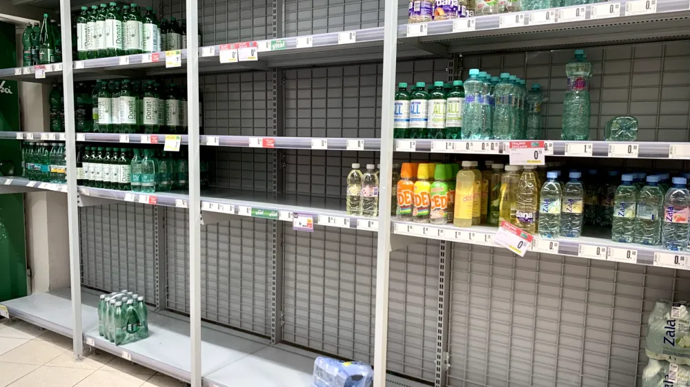 Kamnik.<br>V Kamniku in okolici je bregove na dolocenih delih prestopila tudi Kamniska Bistrica, zaradi hudega naliva pa je oporecna tudi pitna voda.<br>Izpraznjene police s pitno vodo.