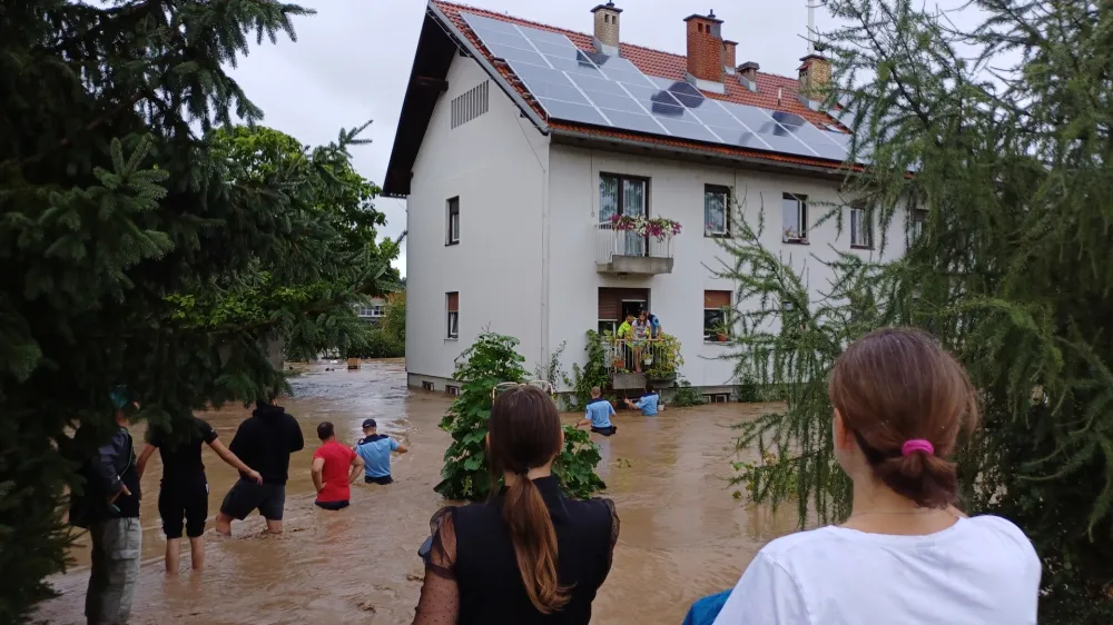 Policisti so iz bloka rešili otroka, ki sta ostala ujeta v stanovanju, medtem ko je bila njuna mama na delu v medvoškem zdravstvenem domu. 