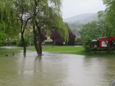 Krka v Kostanjevici se je včeraj že razlila. F Dragana Stanković