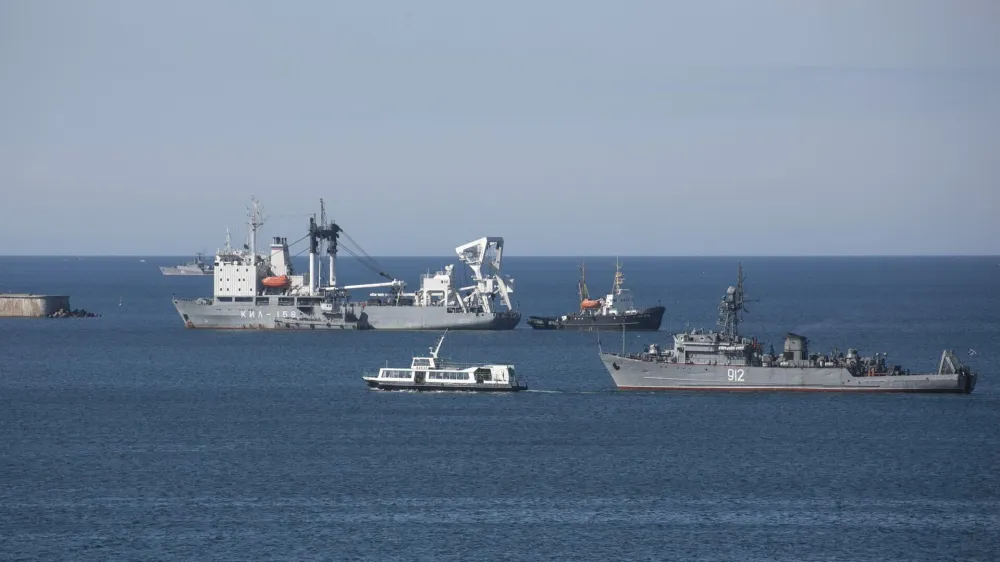 ﻿Russian Navy ships block the entrance to the Crimean port of Sevastopol March 5, 2014. REUTERS/Baz Ratner (UKRAINE - Tags: POLITICS MILITARY)