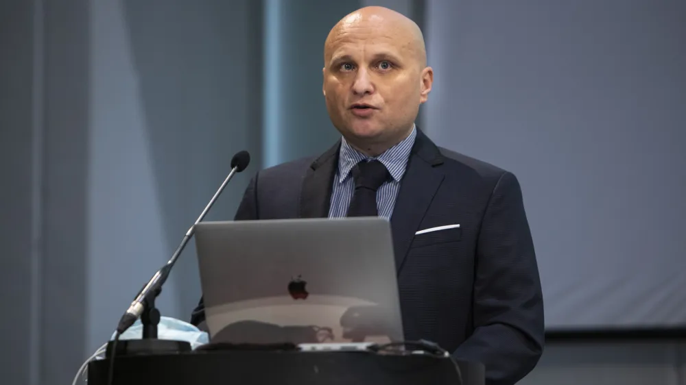 dr. Kozma Ahačič, predstojnik In&scaron;tituta za slovenski jezik Frana Ramov&scaron;a ZRC SAZU in vodja projekta- 14.09.2021 - In&scaron;titut za slovenski jezik Frana Ramov&scaron;a ZRC SAZU - Spletni portal FRANČEK - &scaron;olski slovar slovenskega jezika - predstavitev vseslovenskega slovarskega portala za mlade //FOTO: Matjaž Ru&scaron;t
