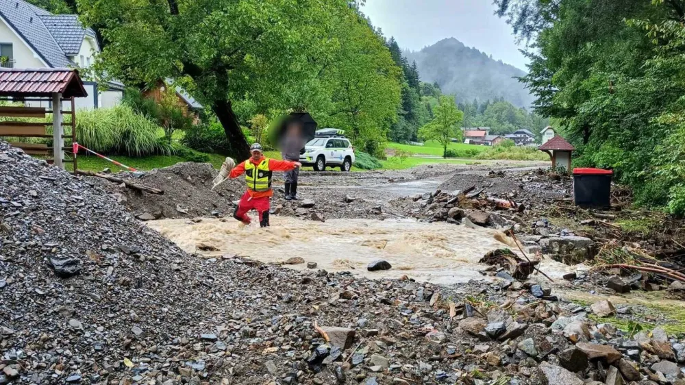 Skofja Loka.<br>Gorski resevalci GRS Skofja Loka so iz samotne visje lezece kmetije resili druzino z majhnimi otroki. <br>Foto: GRS Skofja Loka