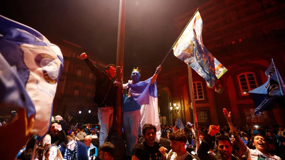 FILE PHOTO: Soccer Football - Serie A - Napoli fans celebrate winning Serie A - Naples, Italy - May 5, 2023 Napoli fans celebrate winning Serie A REUTERS/Guglielmo Mangiapane/File Photo