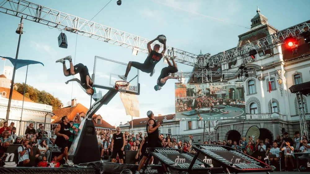 Akrobati so povsem navdušili občinstvo na Kongresnem trgu, ki je do zadnjega kotička napolnilo tribune. <br>