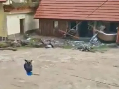 Gorski reševalec in reševalec z divjih voda sta uspela rešiti kar petnajst oseb, ki jim je grozila podivjana Savinja. 