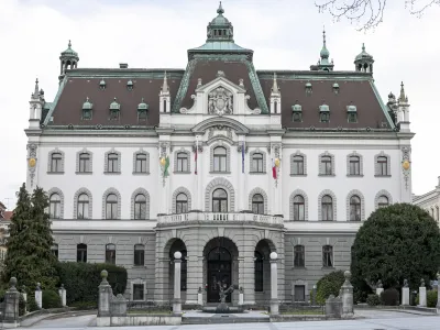 Visokošolski sindikat Slovenije je doživel razdor ob vprašanju, katere zahteve je treba v pogajanjih nasloviti na vlado. Na simbolni fotografiji sedež Univerze v Ljubljani. 