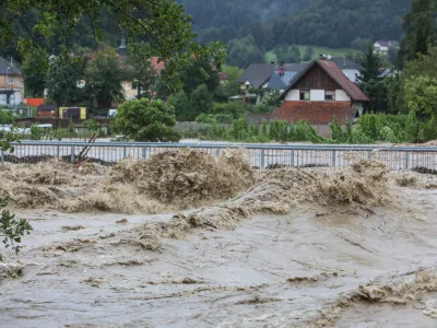 - Poplavljeno naselje Sorška cesta v Škofja Loki.- Deroča reka Sora.- 04.08.2023. Močno deževje in hude ujme so zajele vso Slovenijo in povzročile hude poplave, plazove in zastoje v prometu..//FOTO: Bojan Velikonja