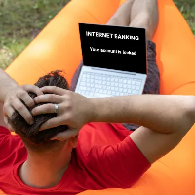 W8T0D2 Online scam concept, internet banking error. Your accaunt is locked on laptop screen. <br>alarmed man clutching his head<br><br>spletne prevare