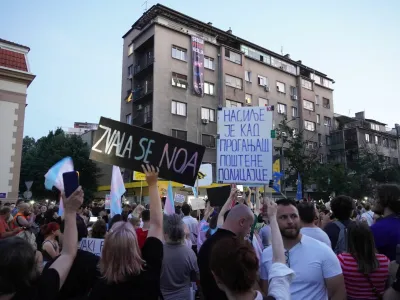 Na desetem protestu proti nasilju v Srbiji se je več tisoč udeležencev poklonilo tudi nekaj dni prej umorjeni transspolni najstnici Noi. 