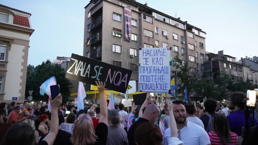 Na desetem protestu proti nasilju v Srbiji se je več tisoč udeležencev poklonilo tudi nekaj dni prej umorjeni transspolni najstnici Noi. 