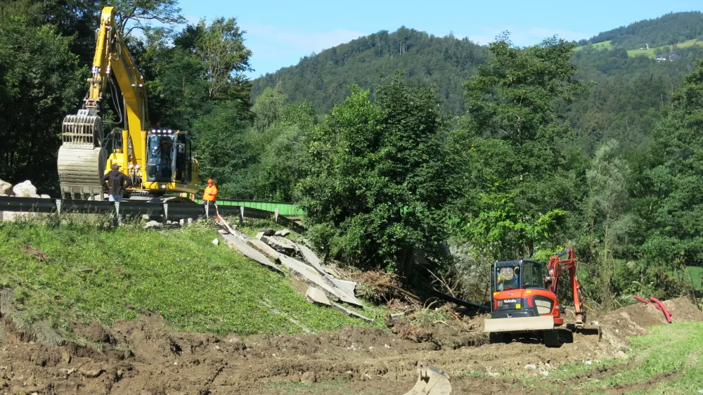 Skofja Loka, Most pri Brodeh.<br>Ministrica za infrastrukturo Alenka Bratusek na ogledu sanacije poskodovane infrastrukture.