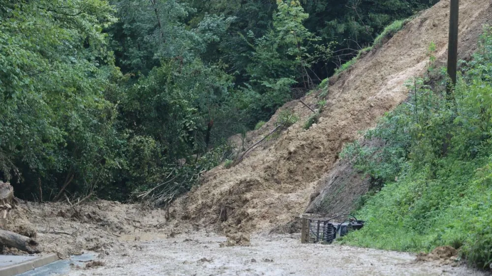 Zemeljski plaz pod planino Osredek<br>