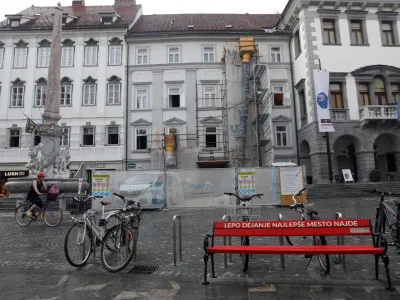  rdeča klopca solidarnosti pod sloganom »Lepo dejanje najlepše mesto najde«, mestna hiša MOL, Robbov vodnjak<br><br>- 27.06.2023 - Mestni trg 27 v Ljubljani - rekonstrukcija stavbe - celostna prenova notranjih prostorov z ojačitvenimi ukrepi - adaptacija – <br><br>//FOTO: Tomaž Skale<br>