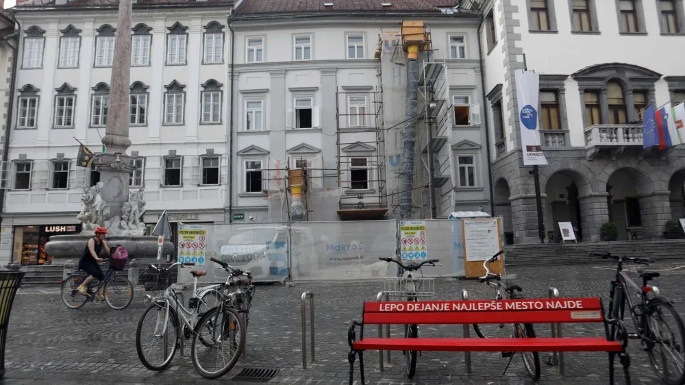  rdeča klopca solidarnosti pod sloganom »Lepo dejanje najlepše mesto najde«, mestna hiša MOL, Robbov vodnjak<br><br>- 27.06.2023 - Mestni trg 27 v Ljubljani - rekonstrukcija stavbe - celostna prenova notranjih prostorov z ojačitvenimi ukrepi - adaptacija – <br><br>//FOTO: Tomaž Skale<br>