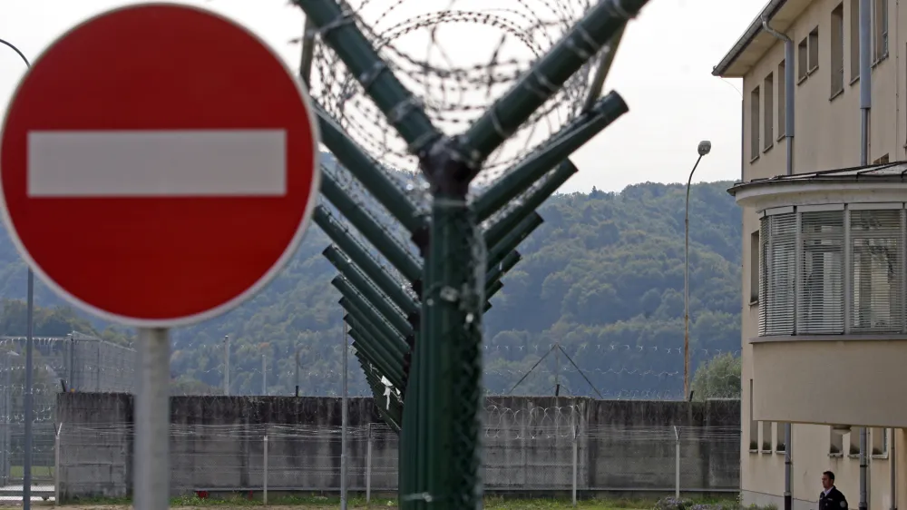 Od 16 zapornikov, obsojenih na 30 let, jih 14 kazen prestaja v našem največjem zaporu na Dobu. 