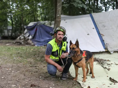 Matej Špeh, gorski reševalec in vodnik reševalnega psa iz Postaje Celje Gorske reševalne službe, skupaj s svojo Juno. 