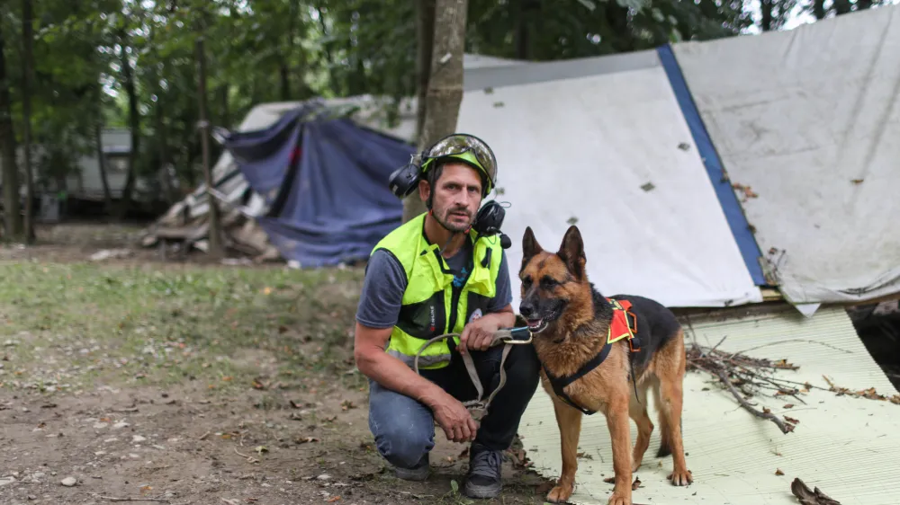 Matej Špeh, gorski reševalec in vodnik reševalnega psa iz Postaje Celje Gorske reševalne službe, skupaj s svojo Juno. 