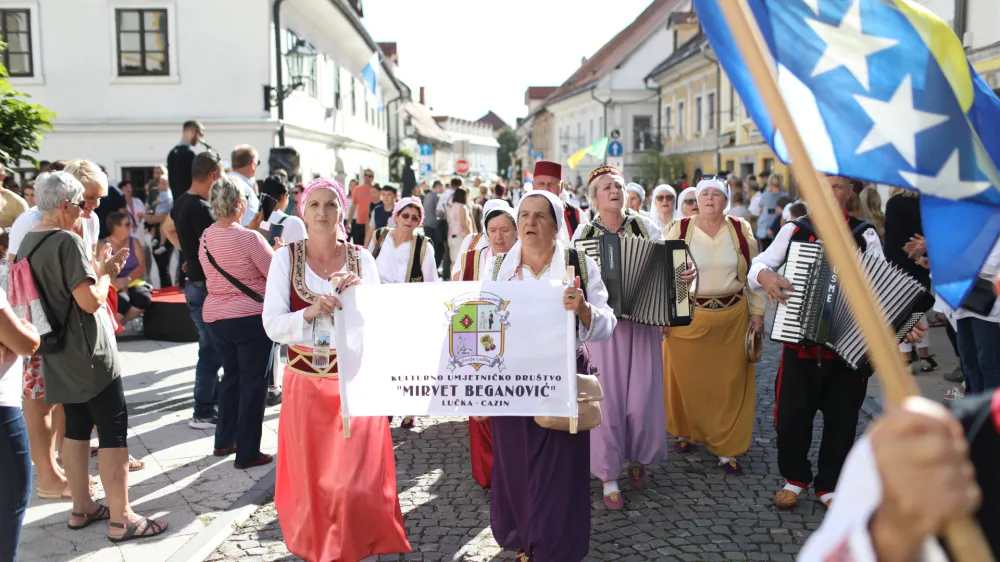 . Kulturno umetniško društvo Mirvet Beganović iz Lučke pri Cazinu.- narodne noše – - 12.09.2022 – Kamnik - 50. Festival Dnevi narodnih noš in oblačilne dediščine 2022 – //FOTO. Bojan Velikonja