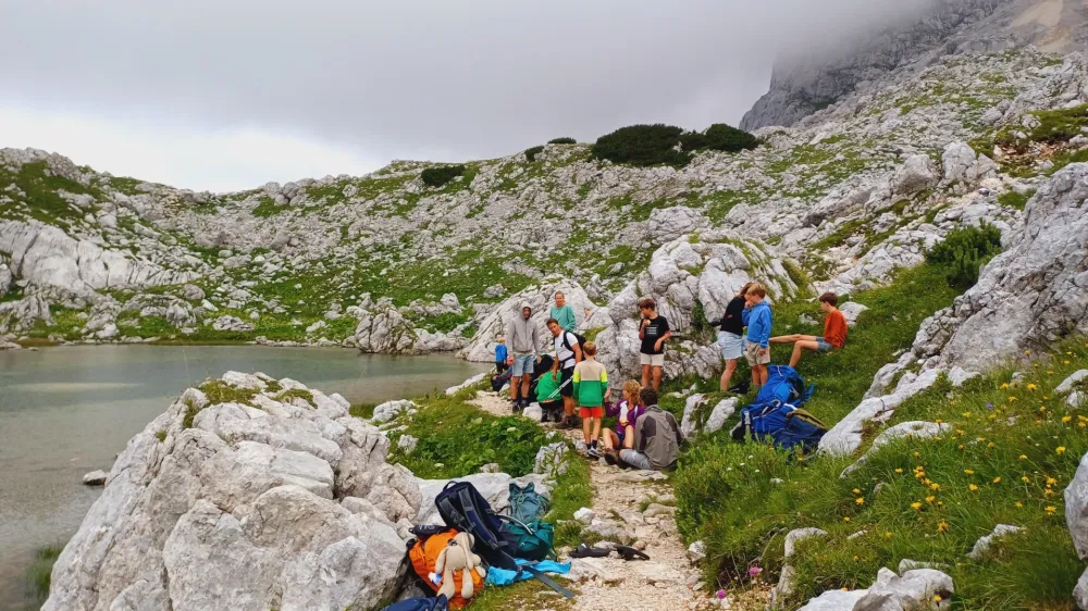 Na Planinski zvezi Slovenije ocenjujejo, da slovenske gore samo v poletni sezoni obi&scaron;če 1,3 milijona prebivalcev. Triglavska jezera so med najbolj obleganimi.