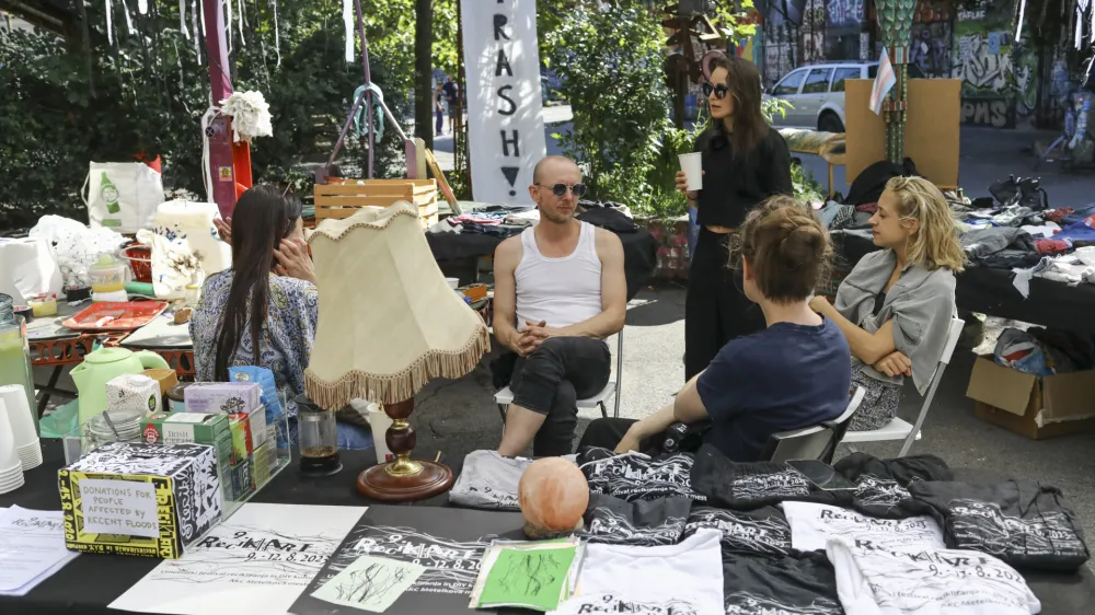 Reciklart je predvsem umetniški festival, ki ljudi spodbuja, da skozi prizmo umetnosti, ustvarjalnosti razmišljajo o pomembnih temah – tokrat o tekstilni industriji kot eni največjih onesnaževalk okolja.