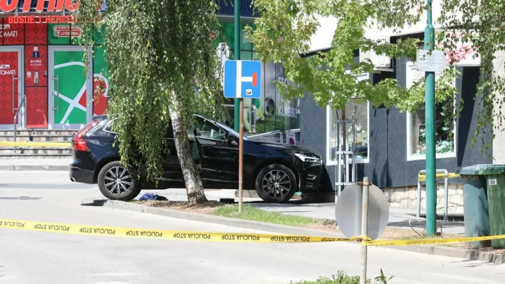 Trener fitnesa je v kraju Gradačac v BiH danes umoril tri ljudi, med drugim bivšo ženo. Svojemu otroku naj bi prizanesel. 