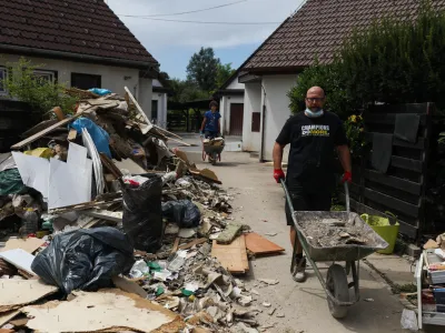 - 10.08.2023 – Sneberje - Snebersko nabrežje - odpravljanje posledic poplave.Najhujša naravna ujma v zgodovini Slovenije - prizadeti dve tretjini države - ujma - poplave – zemeljski plazovi – neurja - //FOTO: Bojan Velikonja